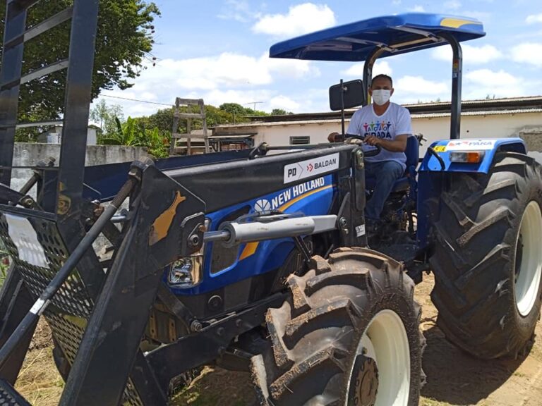 Prefeitura de Curuá recebe trator agrícola através do Programa Pará Rural
