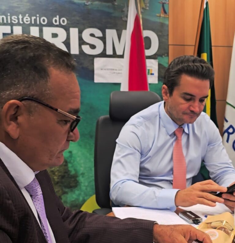 Prefeito Jair participa de reunião com ministro do Turismo para buscar recursos para o município nesta área